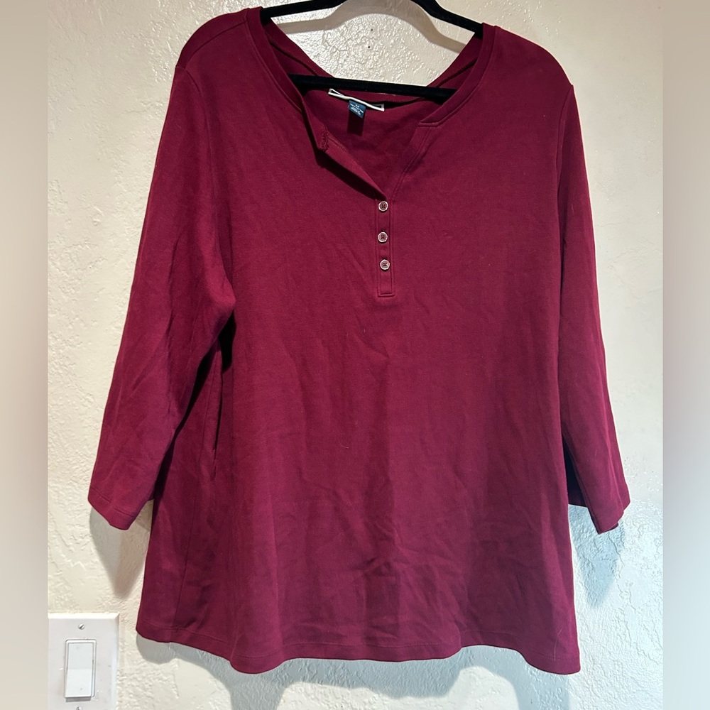 Karen Scott 1x berry colored 3/4 sleeve top with buttons‎